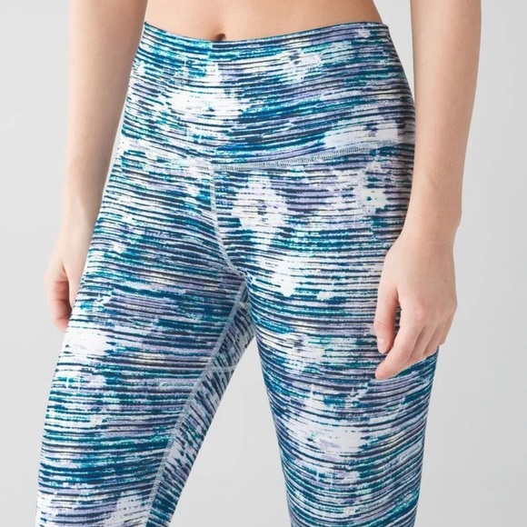 Lululemon True Self Crop II Blurry Belle Multi Blue Stripe Luon Leggings Yoga 6 - Picture 5 of 16